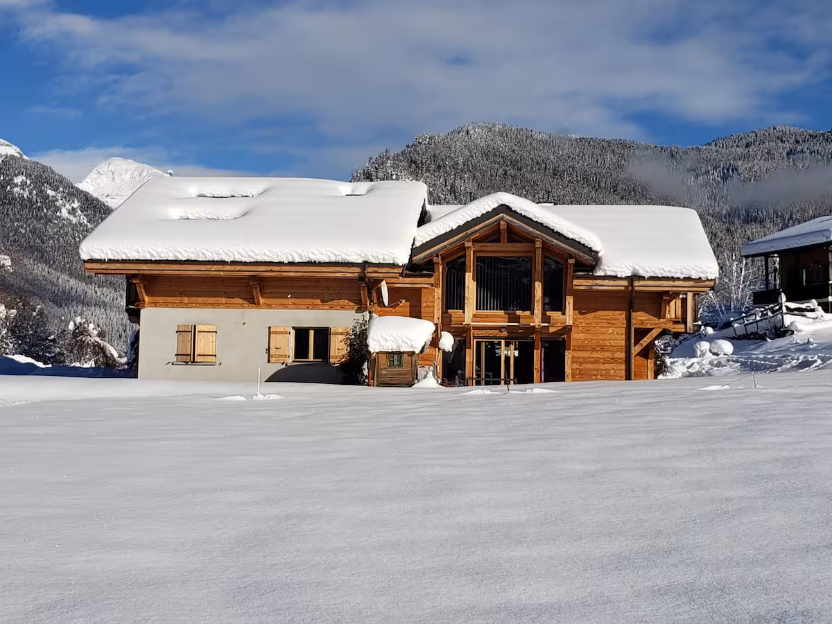 Chalet — extérieur (neige)